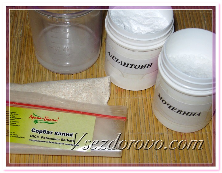 Готовим активную фазу - отливаем немного и в теплом гидролате растворяем сорбат калия, мочевину и аллантоин