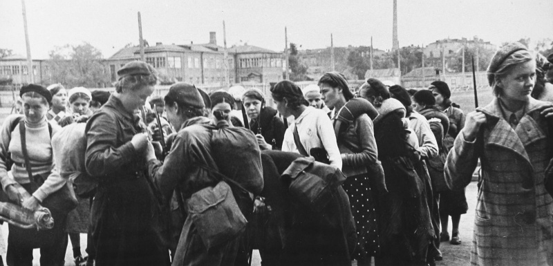 Девушки-ополченцы готовятся к отбытию на защиту Москвы.