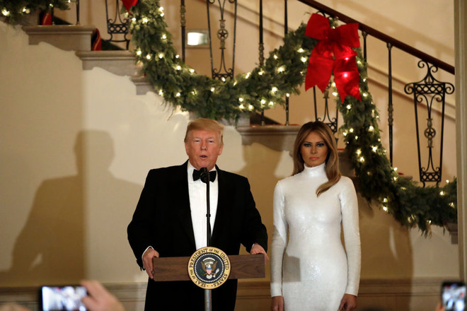 15 блестящих образов Мелании Трамп, которые идеальны для Новогодней ночи (фото 5) 15 блестящих образов Мелании Трамп, которые идеальны для Новогодней ночи (фото 5)