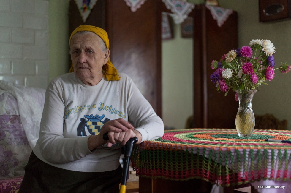Пенсионерка более 45-ти лет живет одна в глухом лесу без воды, света, газа и телефона Пенсионерка более 45-ти лет живет одна в глухом лесу без воды, света, газа и телефона