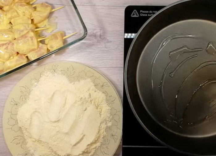 Кукурузная мука шашлычки и сковорода с маслом. Как с умом использовать остатки кефира, если от оладьев уже устала вся семья