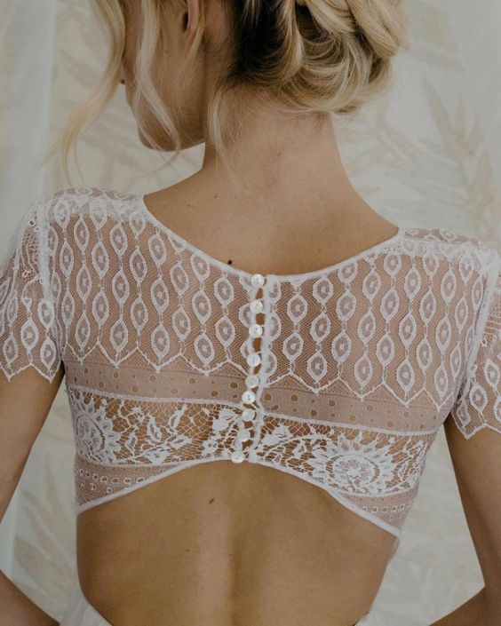 Белые блузки и платья с интересным декором на спине