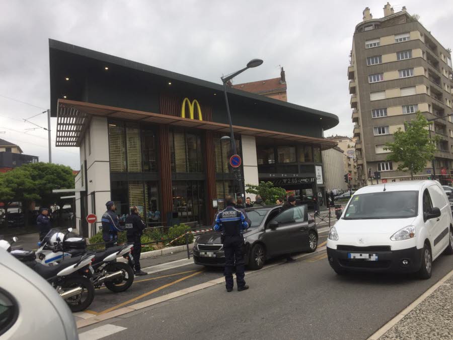 СРОЧНО: взрыв погремел в «Макдоналдсе» во Франции (+ФОТО, ВИДЕО)
