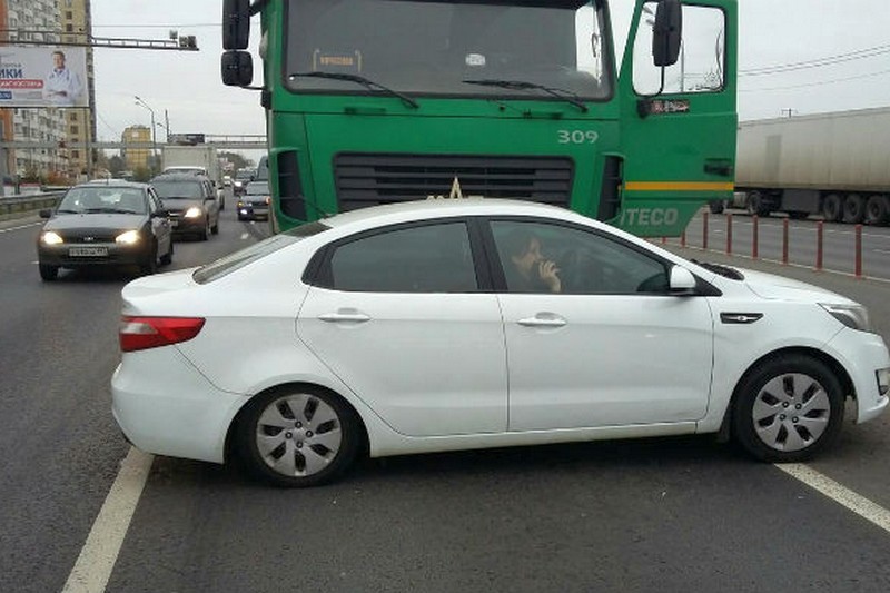 Череповецкий дальнобойщик прославился в Москве, протаранив фурой автомобиль автохама (3 фото + 1 видео)