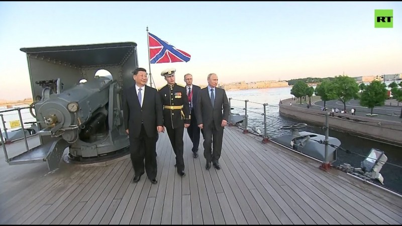 Путин и Си на борту крейсера "Аврора" Путин и Си на борту крейсера "Аврора"