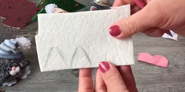 Очаровательные пушистые котята украсят вашу елочку. Просто и красиво Очаровательные пушистые котята украсят вашу елочку. Просто и красиво