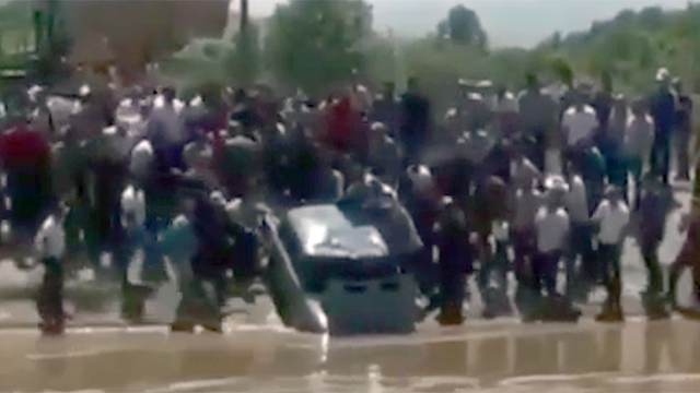 Видео: спасатели извлекли из канала в КЧР затонувшую машину с пропавшими матерью и сыном