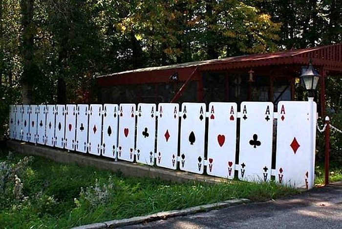 Примеры необычных заборов, которыми можно украсить собственный участок