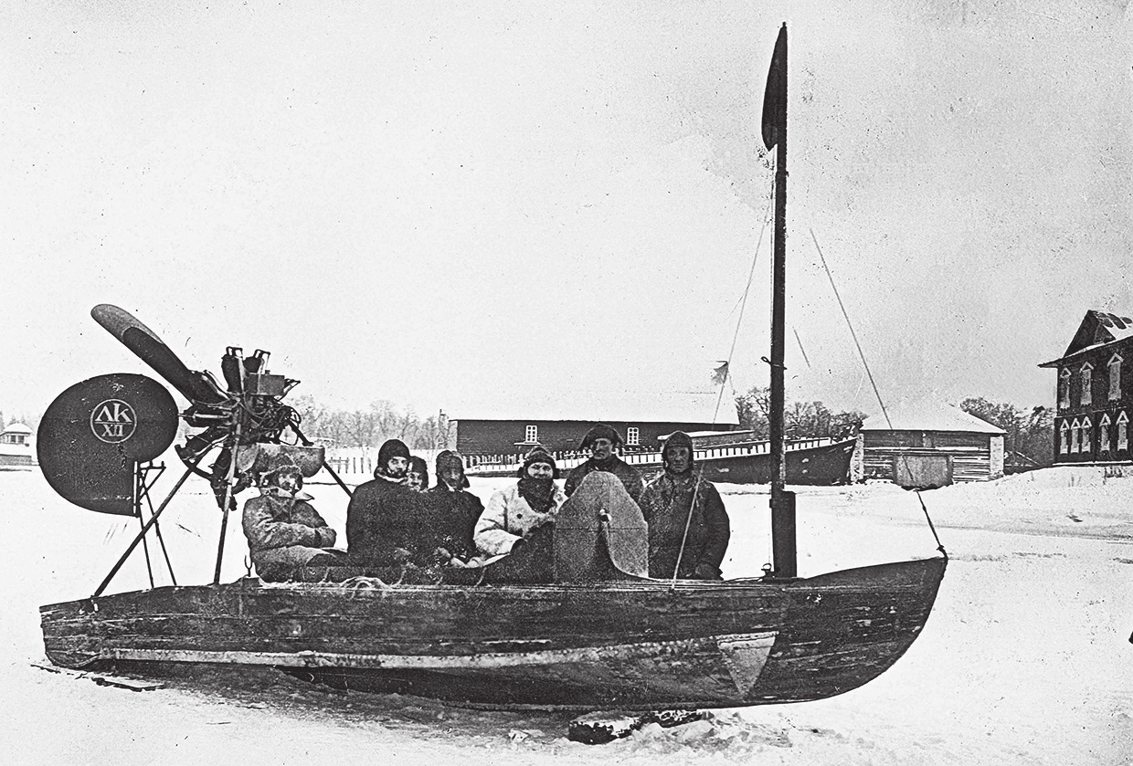 3 Курчевский с сотрудниками в построенном им глиссере. 1926 год.jpg Курчевский с сотрудниками в построенном им глиссере, 1926 год.