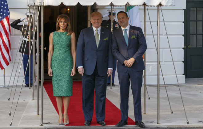 15 блестящих образов Мелании Трамп, которые идеальны для Новогодней ночи (фото 36) 15 блестящих образов Мелании Трамп, которые идеальны для Новогодней ночи (фото 36)