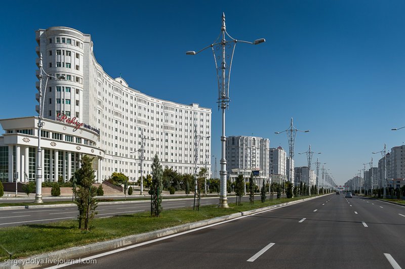 Из окна машины все эти беломраморные здания действительно кажутся фантастическими. Глядя на эти картинки люди, не бывавшие в Туркменистане, восхищаются и потом рассказывают, какая там красота. Ашхабад, пыль в глаза, туркменистан