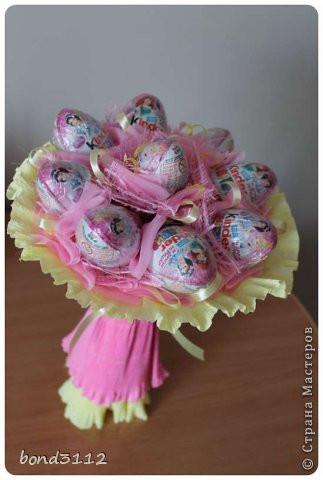 Мастер-класс Свит-дизайн 8 марта День рождения Моделирование конструирование Букет из киндеров МК Бумага гофрированная Картон Ленты Ткань фото 1