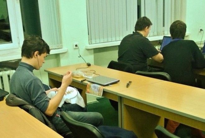 16 фото о том, чем занимаются современные студенты на парах