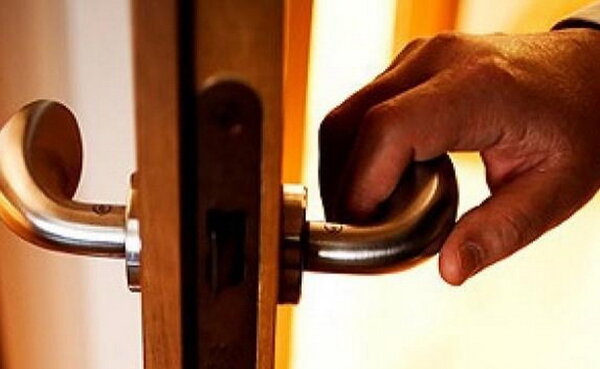 В какую сторону должны открываться двери.