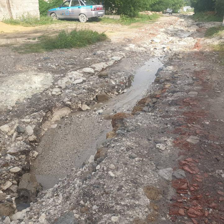 Ночной ливень размыл одну из улиц Симферополя так, что жители не смогли выехать из дома. ФОТО