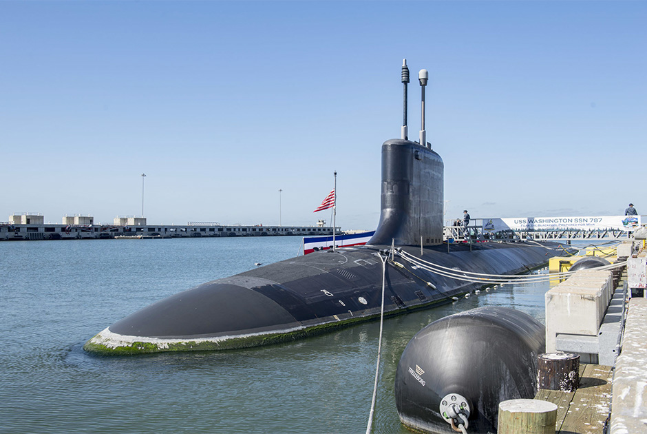 Атомная подводная лодка USS Washington (SSN 787) типа Virginia принята ВМС США 7 октября. Содержит подводные беспилотники, шлюзовую камеру для водолазов, палубное крепление для контейнера или малой подлодки.
По характеристикам подводные корабли типа Virginia сопоставимы с российскими атомными подлодками проекта 885 «Ясень». USS Washington на базе ВМС США Норфолк (7 октября)