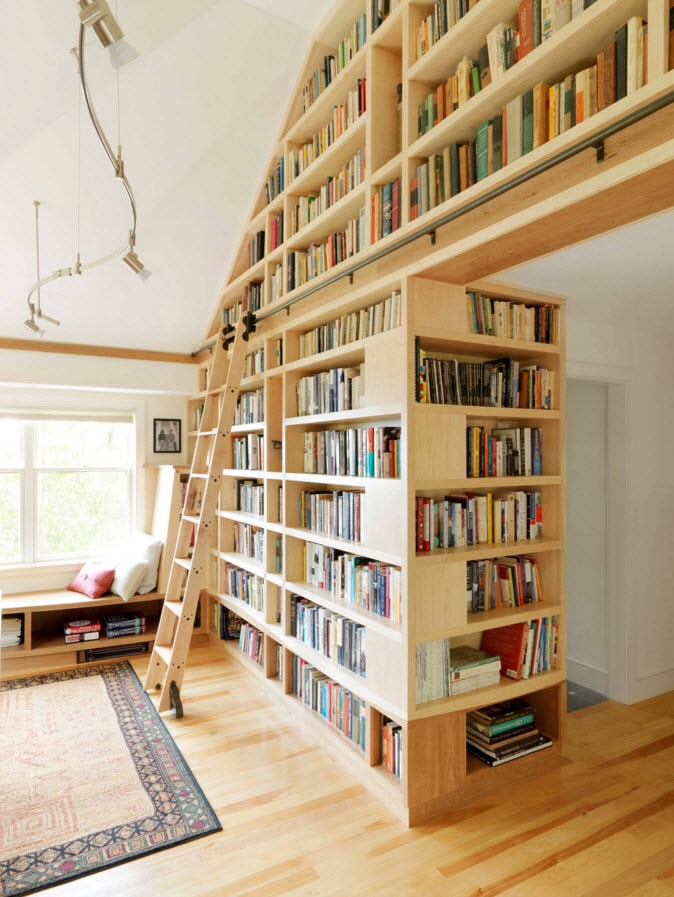 Огромный книжный шкаф