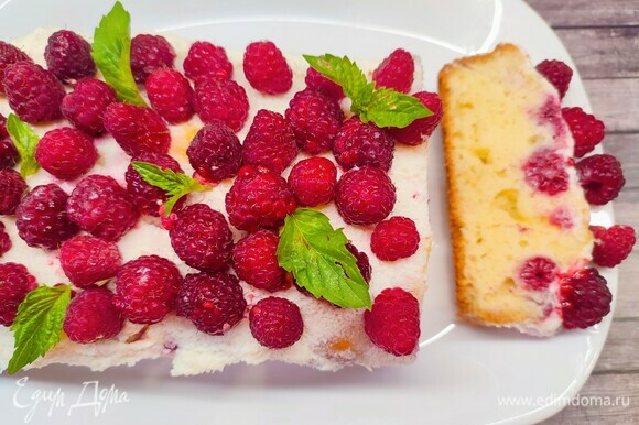 Пирог можно украсить ягодами. Пирог получается влажным, в меру сладким, с легкой кислинкой от крема.
