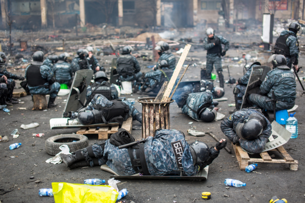 «Беркут» начал сдаваться Майдану, Медведев призвал Януковича не быть тряпкой