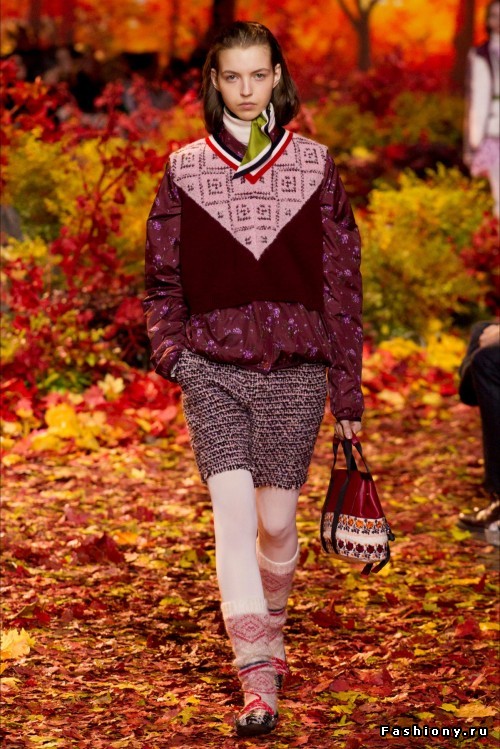 Moncler Gamme Rouge осень-зима 2017-2018 -- очень уютно, комфортно и даже шикарно Moncler Gamme Rouge осень-зима 2017-2018 -- очень уютно, комфортно и даже шикарно