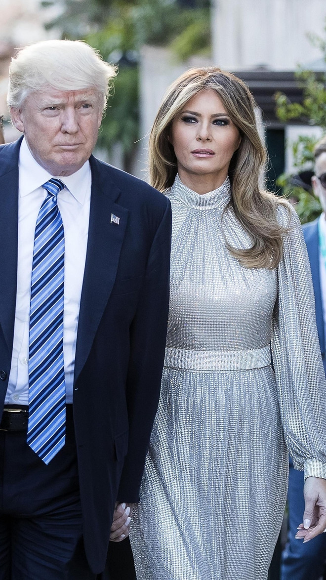 15 блестящих образов Мелании Трамп, которые идеальны для Новогодней ночи (фото 11) 15 блестящих образов Мелании Трамп, которые идеальны для Новогодней ночи (фото 11)