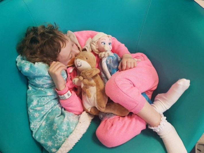 Отец поделился душераздирающими фотографиями своей 4-летней дочери, чтобы показать истинное лицо рака Отец поделился душераздирающими фотографиями своей 4-летней дочери, чтобы показать истинное лицо рака