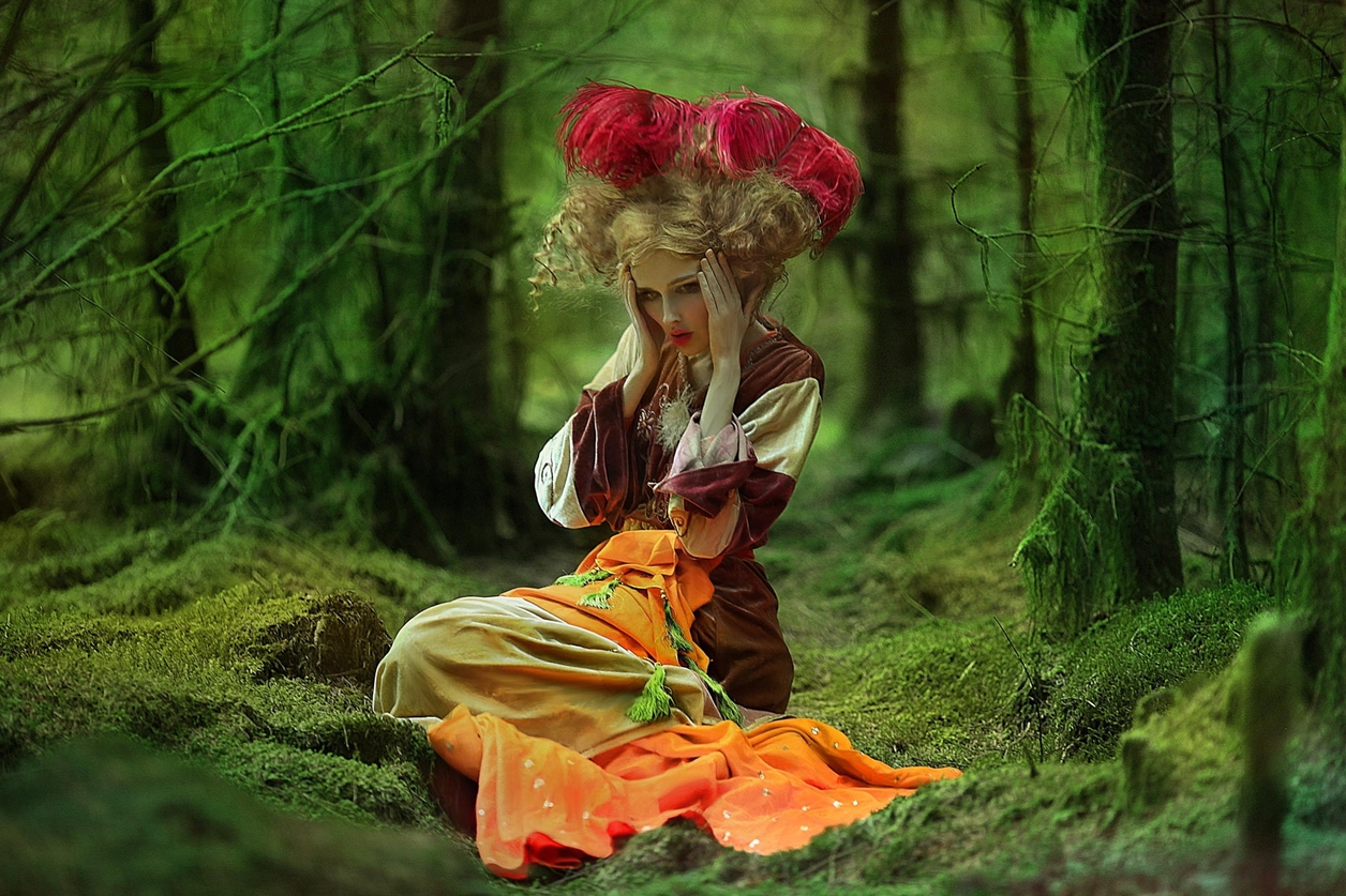 Женщина в сказочном лесу