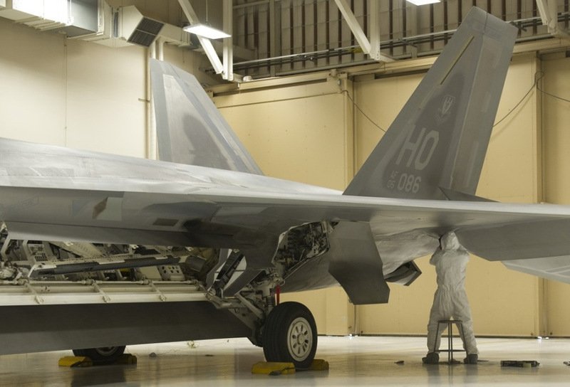 На заводе по сборке F-22