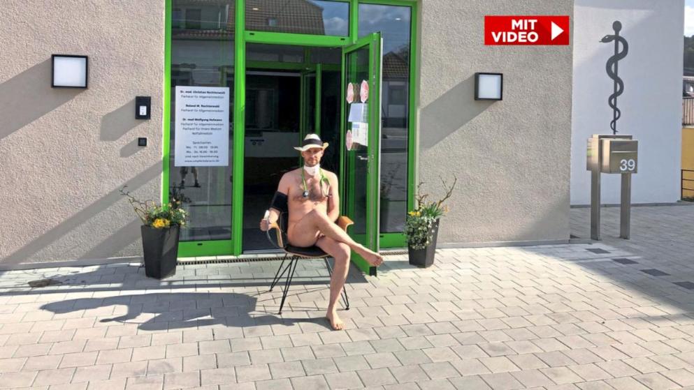 В Германии врачи устроили голый протест из-за нехватки защитной одежды