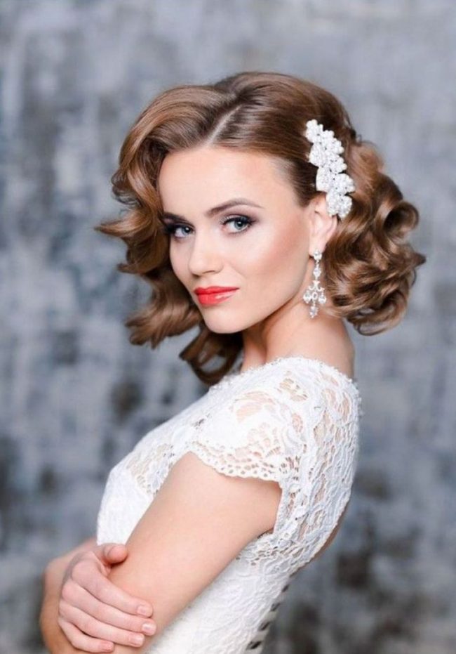 Крупные кудри украшает изящная заколка pricheski-na-srednie-tonkie-volosy-foto_028