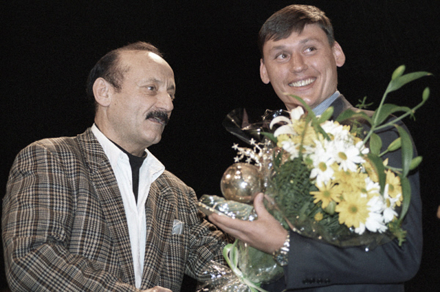 Семен Фарада вручает приз футболисту Илье Цымбаларю. 1996 год