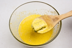 Нагреть сковороду с маслом и выкладывать нори с сыром, предварительно обмокнув в кляр из нутовой муки и специй.