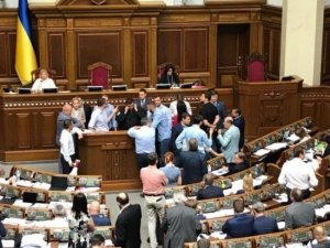 "Народный фронт" захватил трибуну Рады, патриоты истерят - признать Россию агрессором. Украину ждет военное положение