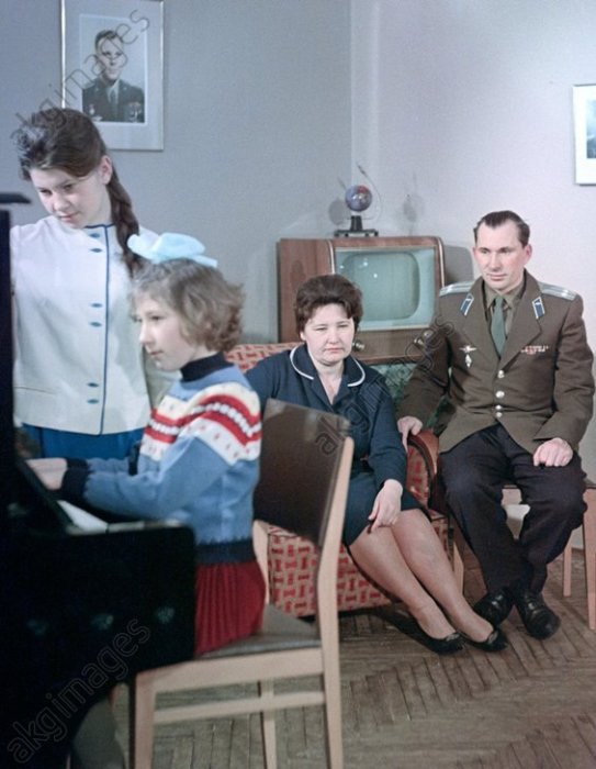 Космонавт Павел Беляев с семьёй в 1965 году. Космонавт Павел Беляев с семьёй в 1965 году.