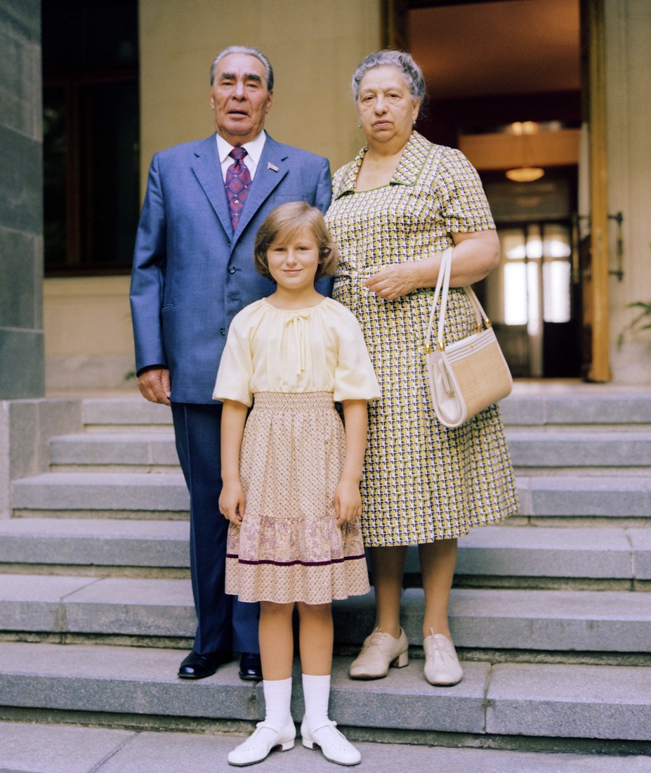 Ukrainian SSR. USSR. General Secretary of the Central Committee of the Communist Party of the Soviet Union Leonid Brezhnev with his wife Viktoria and great granddaughter Galya on holiday in Crimea. (Photo ITAR-TASS / Vladimir Musaelyan) Украинская ССР. Генеральный секретарь ЦК КПСС Леонид Брежнев с супругой Викторией Петровной и правнучкой Галей во время отдыха. Фото Владимира Мусаэльяна /Фотохроника ТАСС/