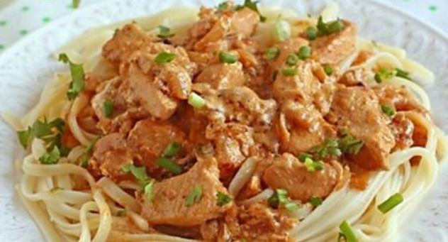 Вкуснятина к обеду или ужину — спагетти с курицей в сметанном соусе…