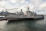 Десятый боевой корабль прибрежной зоны USS Gabrielle Giffords (LCS-10) ВМС США получили 10 июня. Строящиеся по программе LCS (Littoral Combat Ship) корабли предназначены для патрулирования прибрежной зоны, борьбы с надводными и подводными силами противника, противодействия беспилотникам и разведки.
USS Gabrielle Giffords длиной 127,4 метра и шириной 31,6 метра, водоизмещением 2,3 тысячи тонн, развивает скорость до 47 узлов, дальность хода составляет около 4,9 тысячи миль.
В состав вооружения входит пушка калибра 57 миллиметров, четыре пулемета калибра 12,7 миллиметра и пусковая установка на 11 ракет Evolved SeaRAMа. На борту корабля базируются два вертолета Sikorsky SH-60 Sea Hawk и беспилотники.