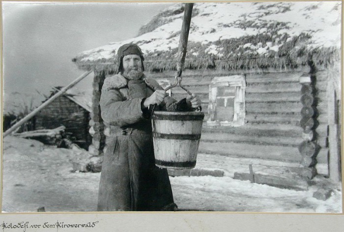 Советский крестьянин у колодца. Советский крестьянин у колодца.