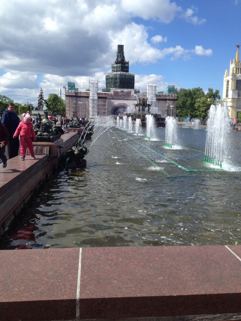Яблони и тюльпаны на ВДНХ Яблони и тюльпаны на ВДНХ