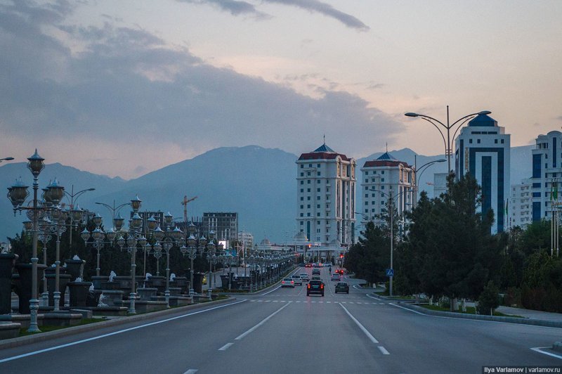 Одна из главных улиц Ашхабада Одна из главных улиц Ашхабада Ашхабад, пыль в глаза, туркменистан