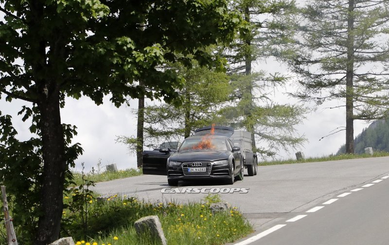Видимо этот Audi A7 тягач получил катастрофические разрушения от буксировки мертвого веса прицепа по тяжелым горным дорогам Альп и пламя начало выбиваться между капотом и лобовым стеклом. Видимо этот Audi A7 тягач получил катастрофические разрушения от буксировки мертвого веса прицепа по тяжелым горным дорогам Альп и пламя начало выбиваться между капотом и лобовым стеклом. audi, возгорание, испытание, пожар, прототип