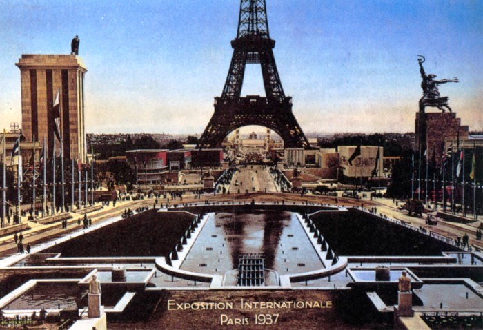 Так выглядели павильон СССР (справа) и Германии (слева). (Всемирная выставка в Париже 1937 г). | Фото: fofoi.ru.