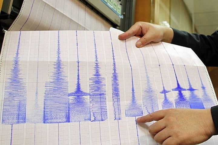 В Японии после мощного землетрясения объявлена угроза цунами