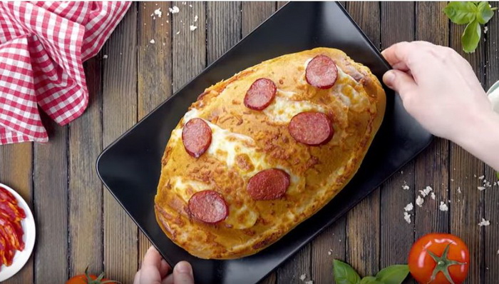 Пицца из батона - простое и необычайно вкусное блюдо. Пицца из батона - простое и необычайно вкусное блюдо.