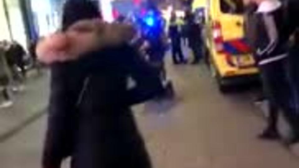 Видео: люди в панике убегают от напавшего с ножом в Гааге
