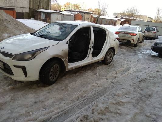Неизвестные «раздели» автомобиль в Невском районе