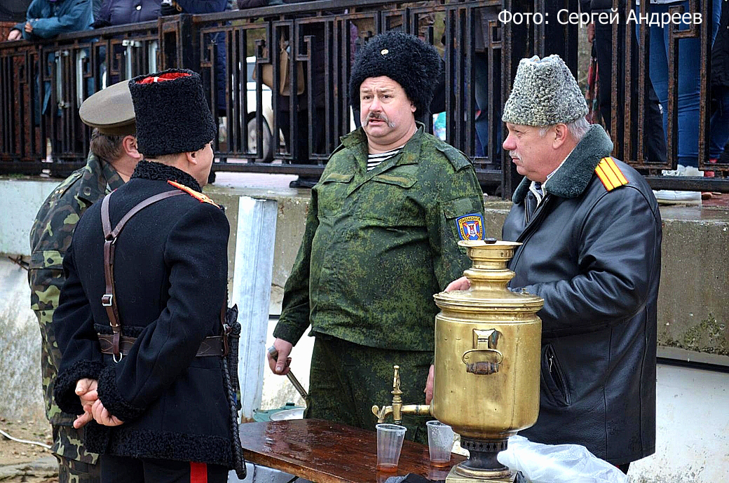 Казаки угощают горячим, душистым чаем из настоящего самовара