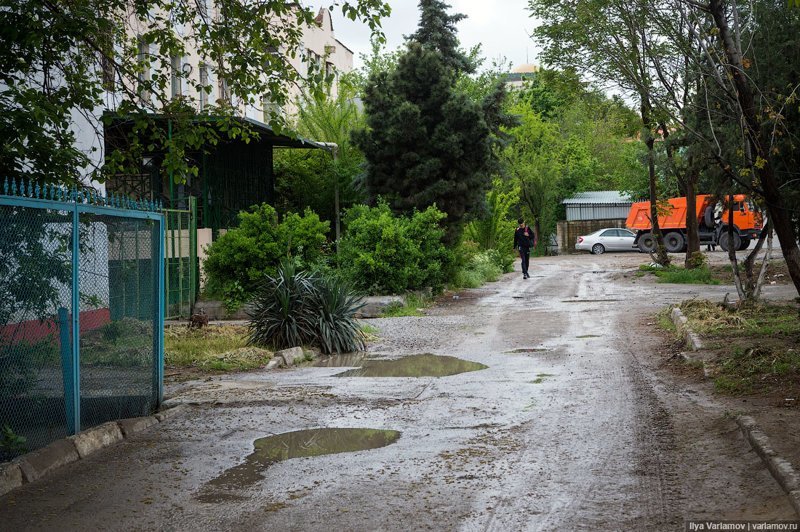 Во дворах Ашхабада асфальт есть не всегда. Ашхабад, пыль в глаза, туркменистан