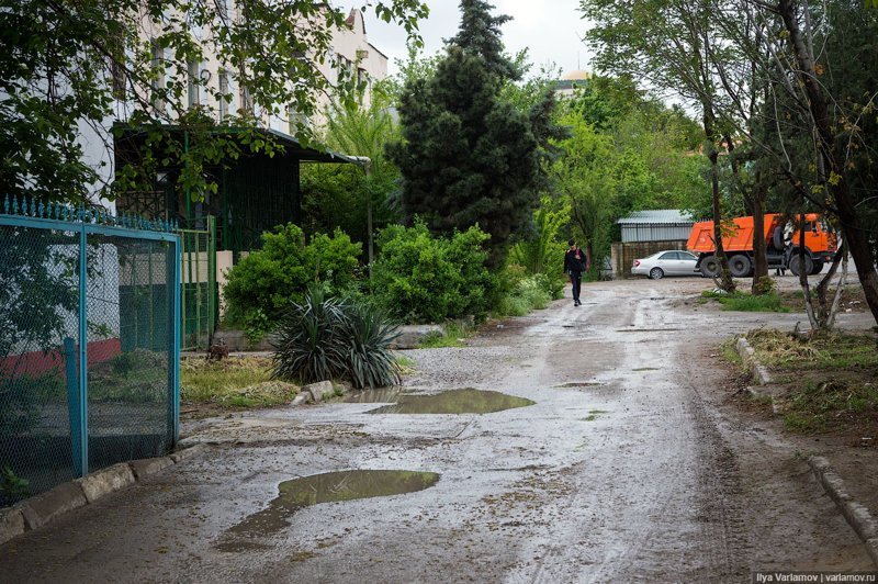 Во дворах Ашхабада асфальт есть не всегда. Во дворах Ашхабада асфальт есть не всегда. Ашхабад, пыль в глаза, туркменистан
