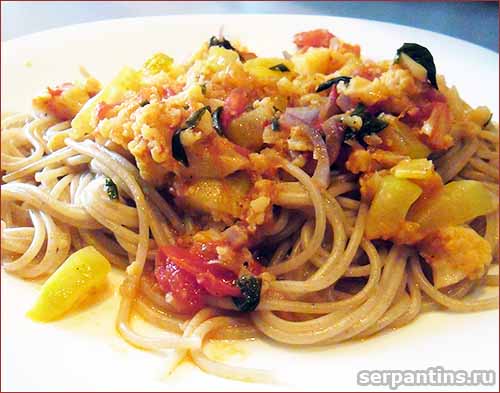 Спагетти с соусом из цветной капусты и кабачка